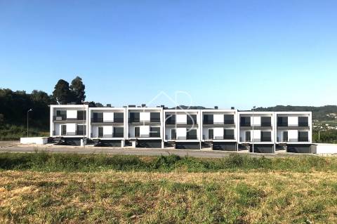 Moradia Nova de Gaveto, T3+1, em Esporões, Braga