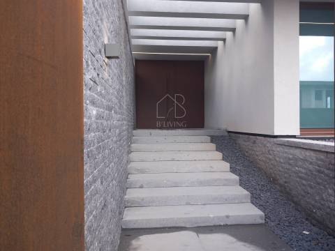 Moradia T3 NOVA com piscina em Braga