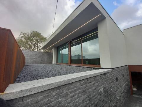 Moradia T3 NOVA com piscina em Braga