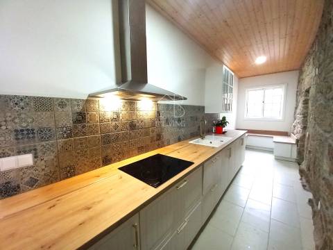 Venda de Moradia T3 Térrea em pedra isolada, remodelada, em Vila Verde