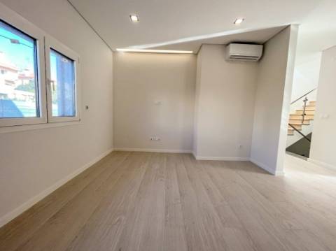 Moradia Geminada T5 Venda em Póvoa de Santa Iria e Forte da Casa,Vila Franca de Xira