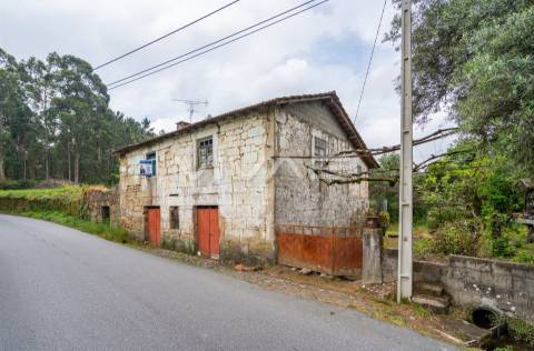 Moradia individual T3 para recuperar em Vilarinho, Vila Verde