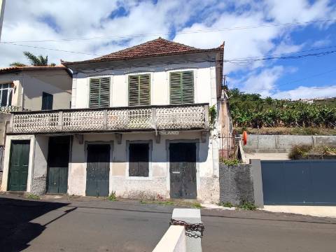 Moradia T4, Isolada, 2 andares, R/C Serviços, 1º Andar Habitação