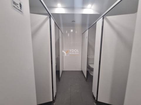 Loja em Lisboa, Junto ao El Corte Inglês, com várias montras