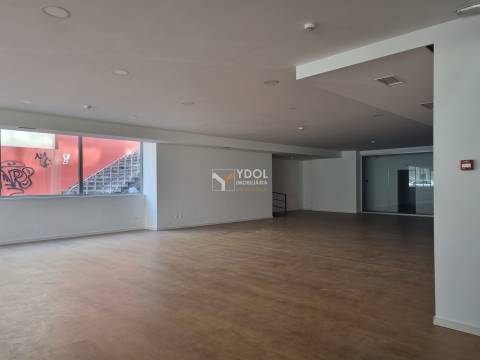 Loja em Lisboa, Junto ao El Corte Inglês, com várias montras