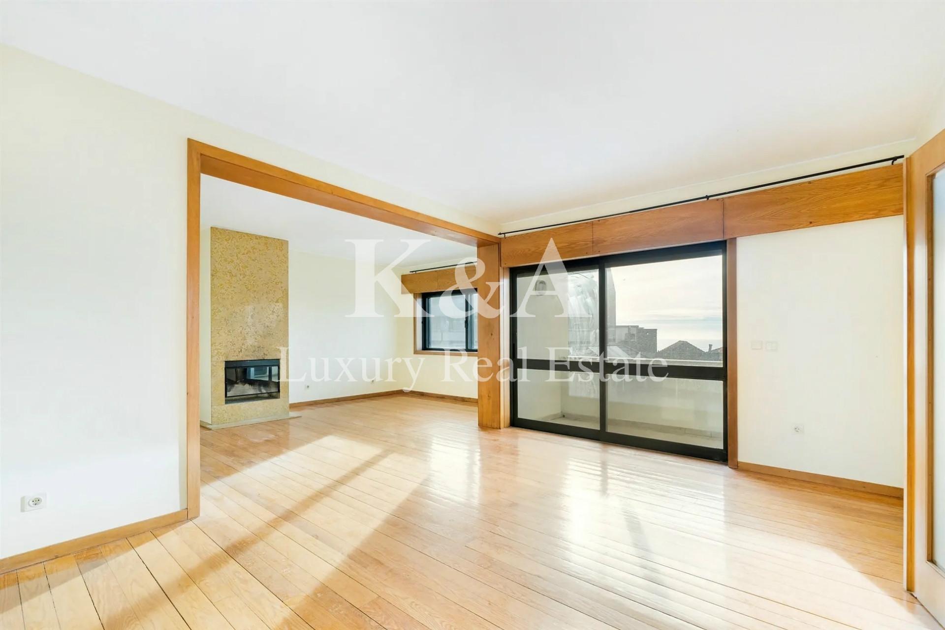 Apartamento T4 na Foz, a escassos metros da praia.