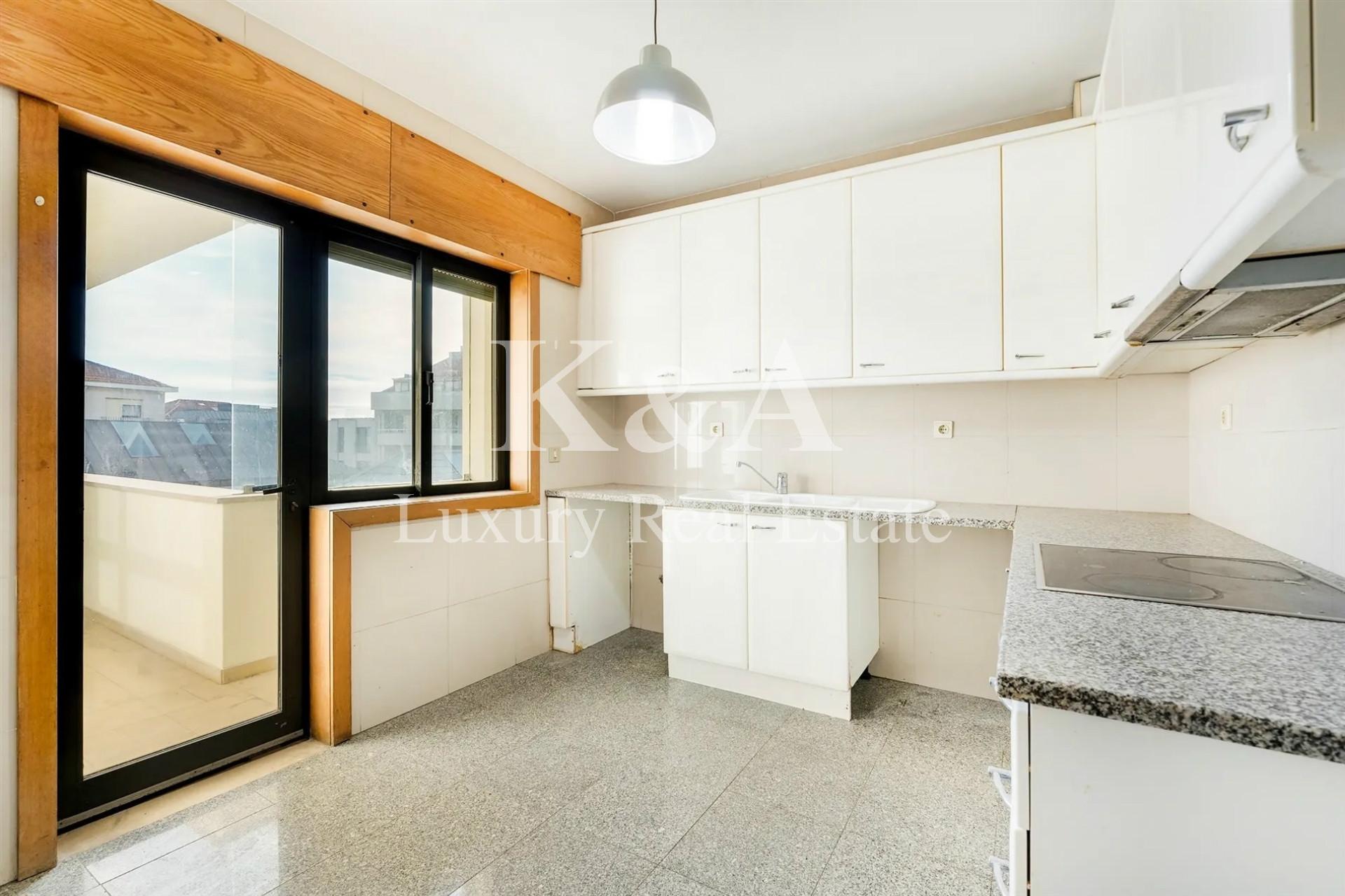 Apartamento T4 na Foz, a escassos metros da praia.