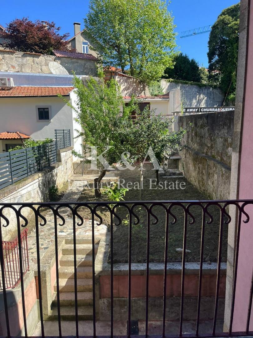 Prédio para recuperar no centro do Porto