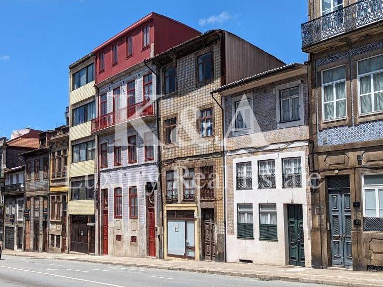 Prédio para recuperar no centro do Porto