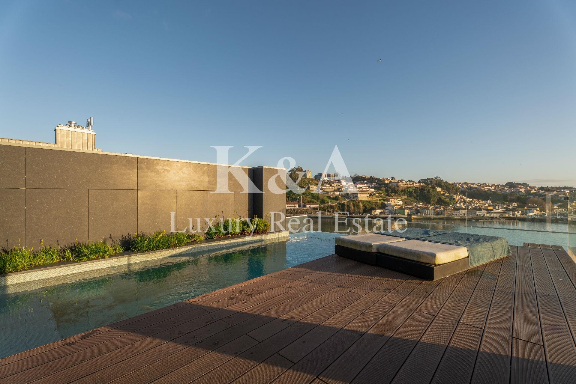 Penthouse com piscina e vistas fantásticas.