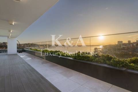 Penthouse com piscina e vistas fantásticas.