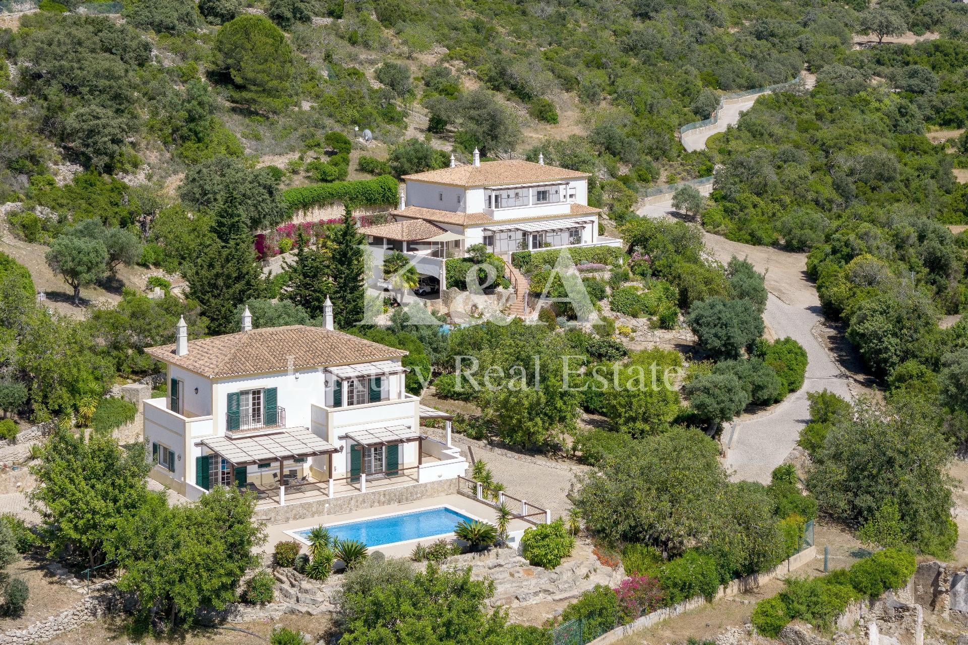 Quinta com duas casas independentes, no Algarve Central.