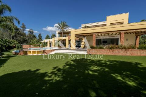 Moderna moradia V5 em resort no Alvor, Algarve.