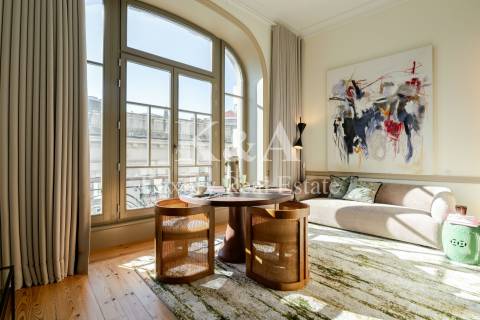 Apartamento T1, no Porto, num edificio de valor historico.
