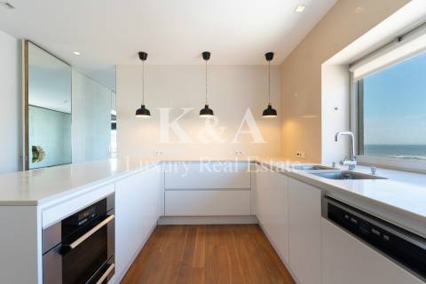 Apartamento T3 em primeira linha de mar na Foz.