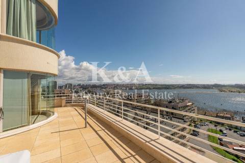 Apartamento T6 duplex com vistas panorâmicas sobre o Rio Douro e o mar