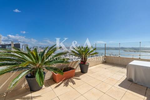 Apartamento T6 duplex com vistas panorâmicas sobre o Rio Douro e o mar