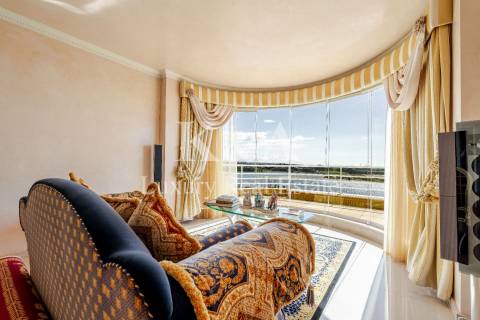 Apartamento T6 duplex com vistas panorâmicas sobre o Rio Douro e o mar
