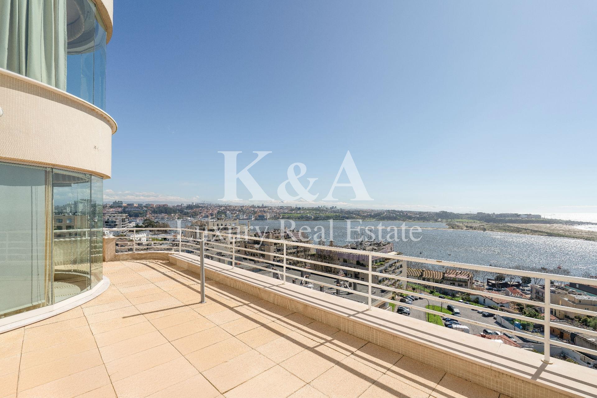 Apartamento T6 duplex com vistas panorâmicas sobre o Rio Douro e o mar