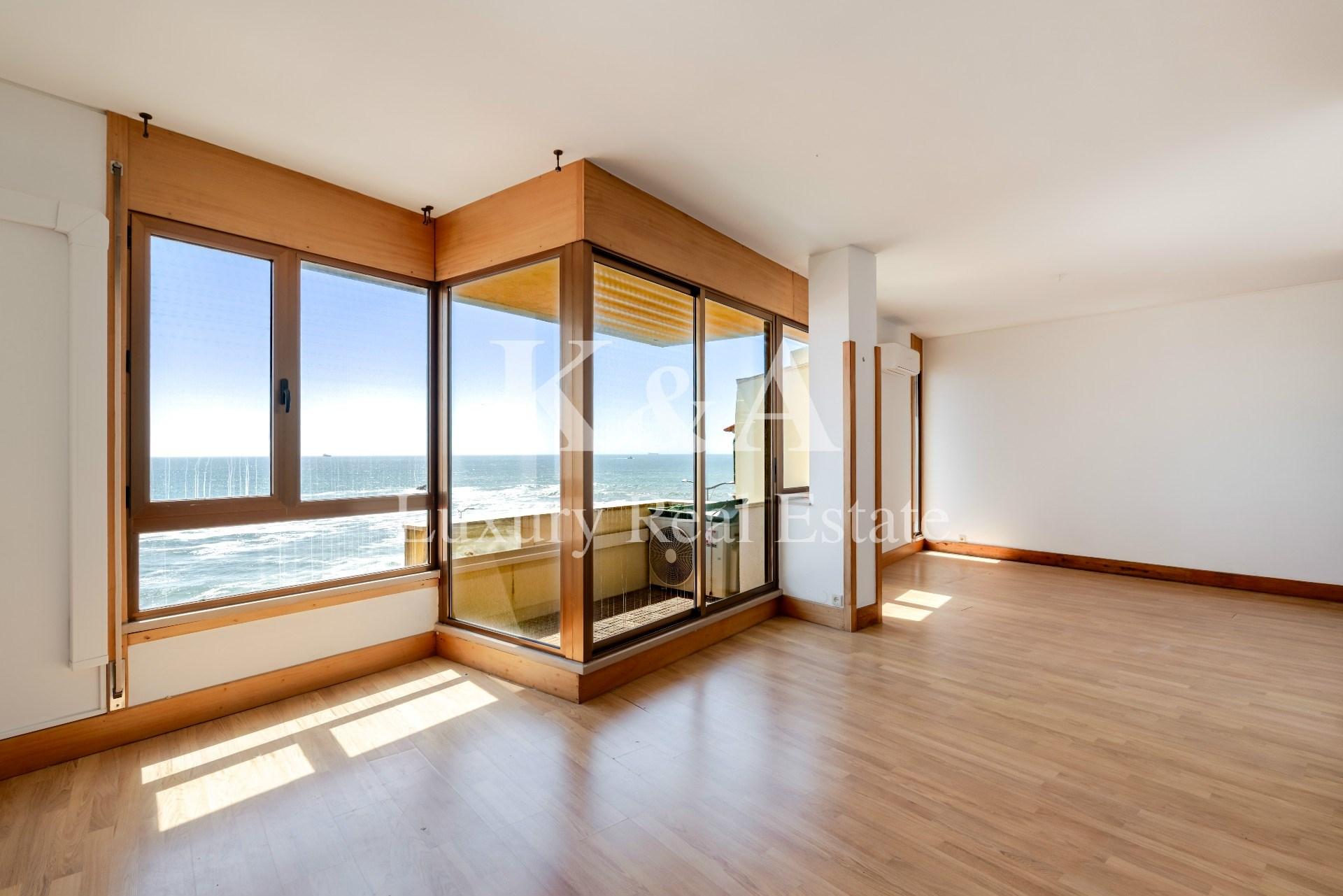 Apartamento T3+1 com vistas mar, na Foz