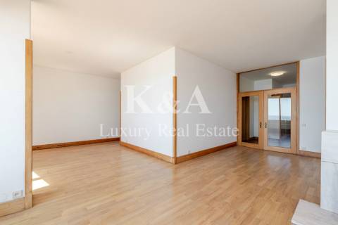 Apartamento T3+1 com vistas mar, na Foz