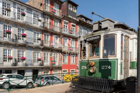 Dois prédios contíguos na zona histórica do Porto, com vistas diretas para o rio Douro.