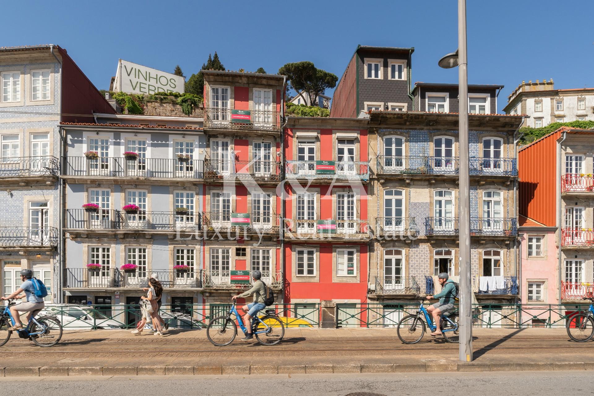 Dois prédios contíguos na zona histórica do Porto, com vistas diretas para o rio Douro.