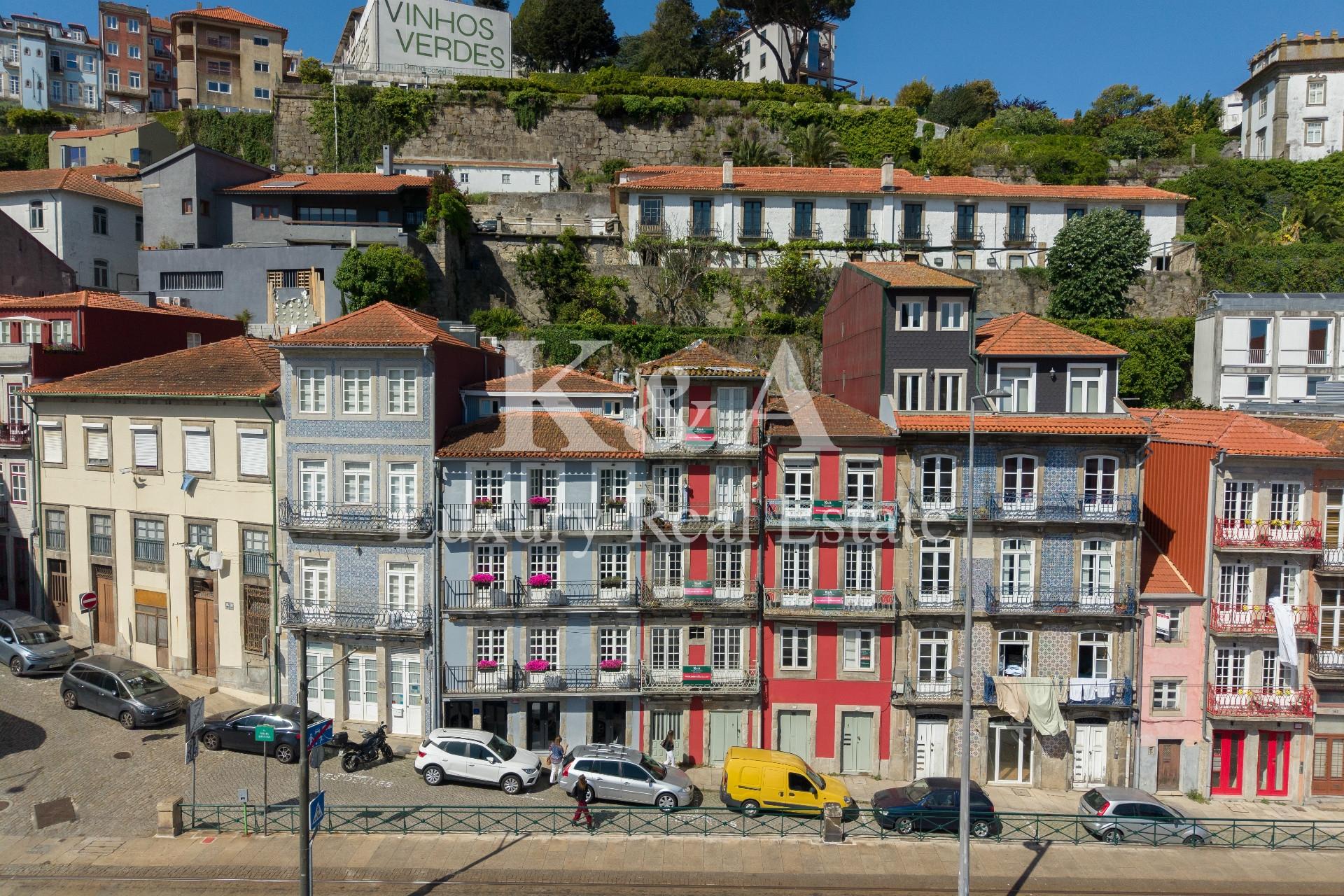 Dois prédios contíguos na zona histórica do Porto, com vistas diretas para o rio Douro.