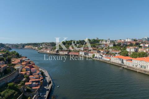 Dois prédios contíguos na zona histórica do Porto, com vistas diretas para o rio Douro.