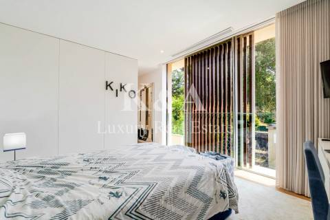 Moradia T4 de Arquitetura Contemporânea com Jardim e Piscina na zona do Parque da Cidade, na Foz