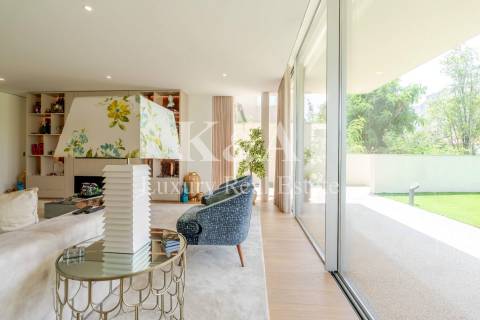 Moradia T4 de Arquitetura Contemporânea com Jardim e Piscina na zona do Parque da Cidade, na Foz