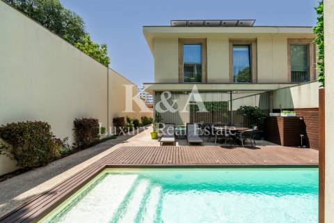 Moradia T4 de Arquitetura Contemporânea com Jardim e Piscina na zona do Parque da Cidade, na Foz