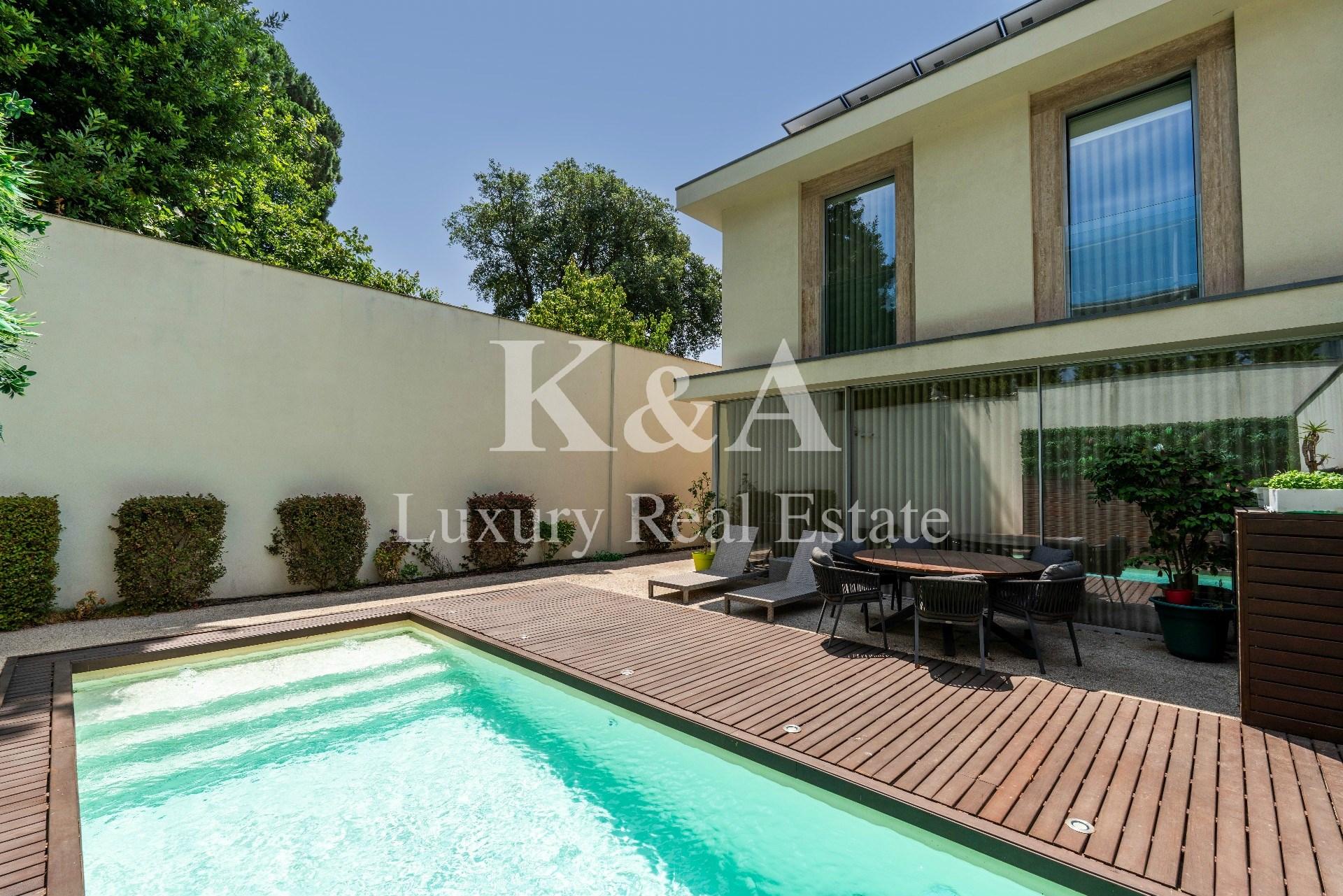 Moradia T4 de Arquitetura Contemporânea com Jardim e Piscina na zona do Parque da Cidade, na Foz