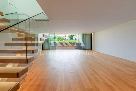 Penthouse T4+1 na Foz com piscina e Vista Mar