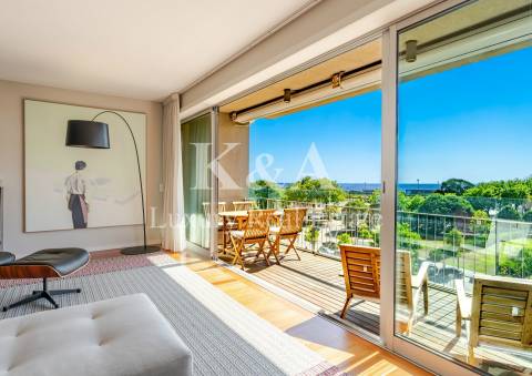 Apartamento T4 em Matosinhos Sul com varanda e vista mar.