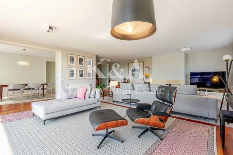 Apartamento T4 em Matosinhos Sul com varanda e vista mar.