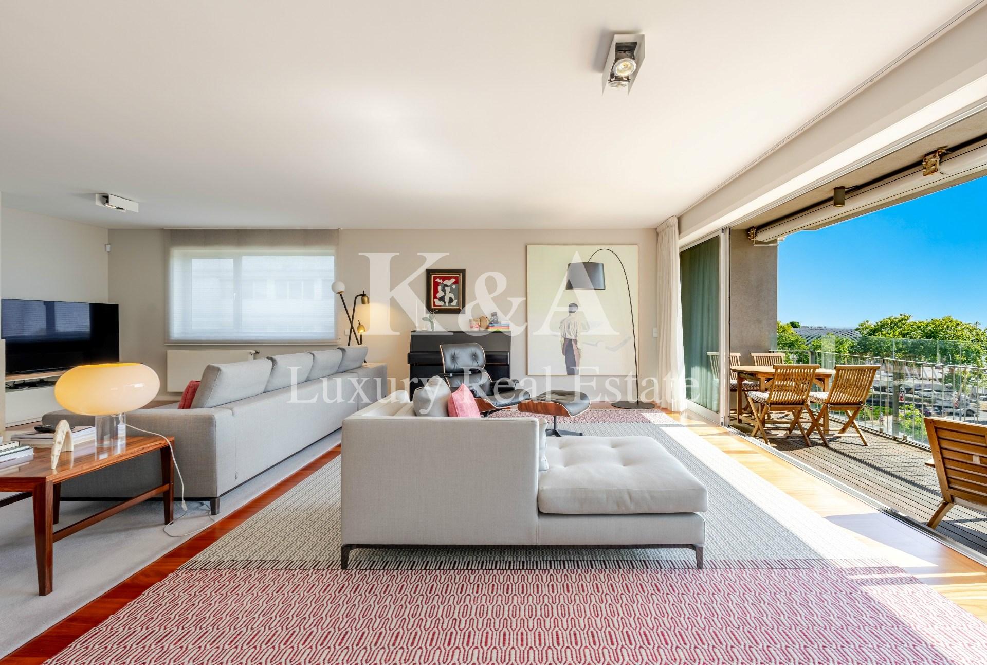 Apartamento T4 em Matosinhos Sul com varanda e vista mar.