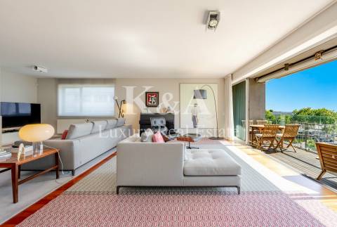 Apartamento T4 em Matosinhos Sul com varanda e vista mar.