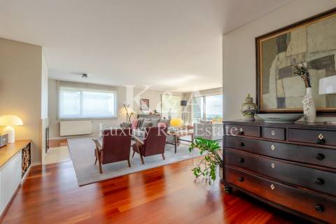 Apartamento T4 em Matosinhos Sul com varanda e vista mar.