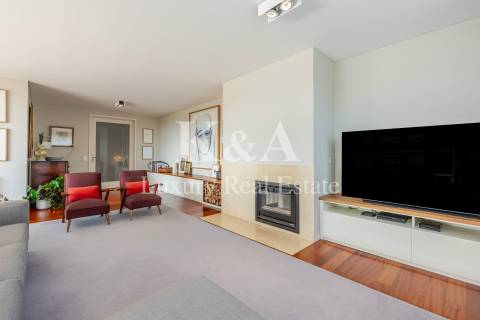 Apartamento T4 em Matosinhos Sul com varanda e vista mar.