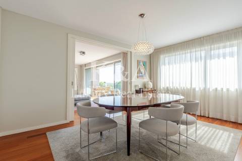 Apartamento T4 em Matosinhos Sul com varanda e vista mar.