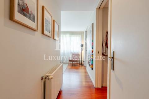 Apartamento T4 em Matosinhos Sul com varanda e vista mar.