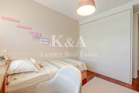 Apartamento T4 em Matosinhos Sul com varanda e vista mar.