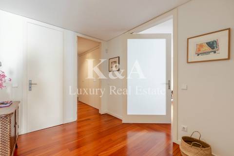 Apartamento T4 em Matosinhos Sul com varanda e vista mar.
