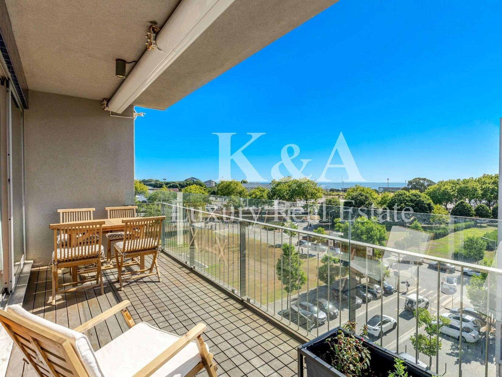 Apartamento T4 em Matosinhos Sul com varanda e vista mar.