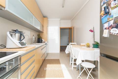 Apartamento T3, sito no último andar com 140m2