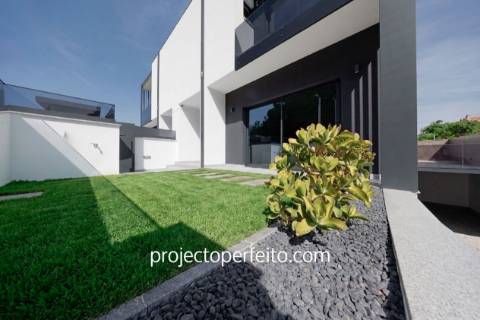 Moradia Geminada T3+1 Venda em Santa Maria da Feira, Travanca, Sanfins e Espargo,Santa Maria da Feira