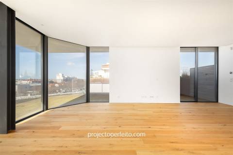 Penthouse T4 Nova com vistas fabulosas de Mar no coração de Espinho!