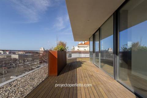 Penthouse T4 Nova com vistas fabulosas de Mar no coração de Espinho!