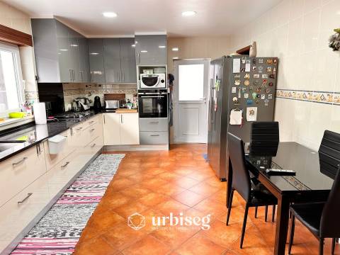Moradia T4 com Piscina e Imenso Espaço a 5 Minutos do Centro